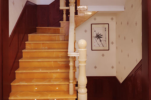 路北中式别墅室内汉白玉石楼梯的定制安装装饰效果